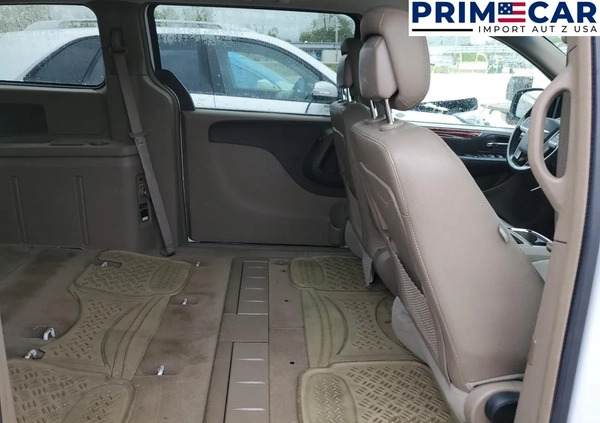 Chrysler Town &amp; Country cena 30740 przebieg: 89643, rok produkcji 2016 z Tuchów małe 67